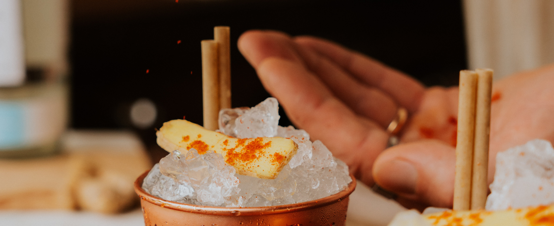 Copper mug de Moscow Mule, rempli de glaçons, garni d'une tranche de gingembre et saupoudré de piment