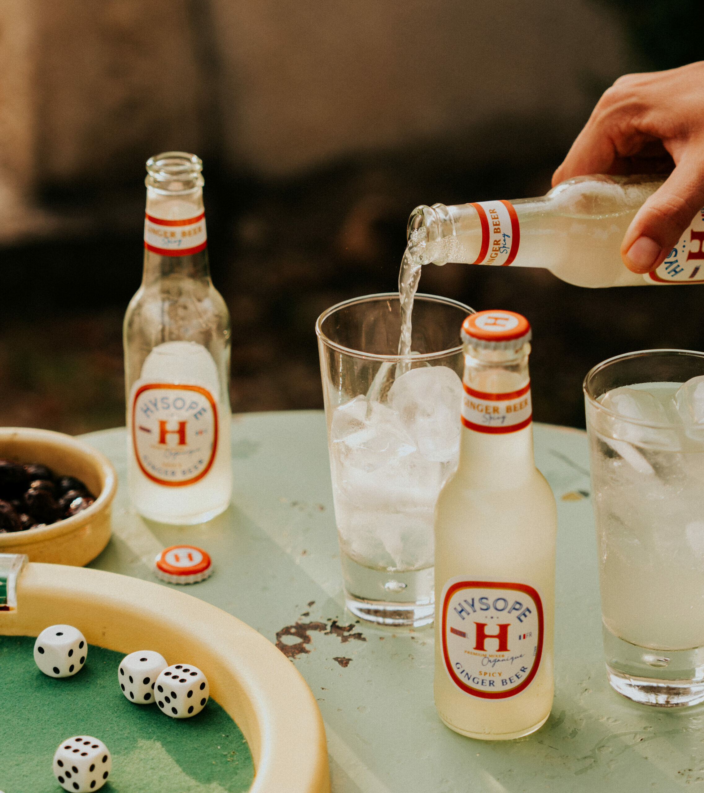 Apéro entre amis, cocktails Moscow Mule sur la table dehors