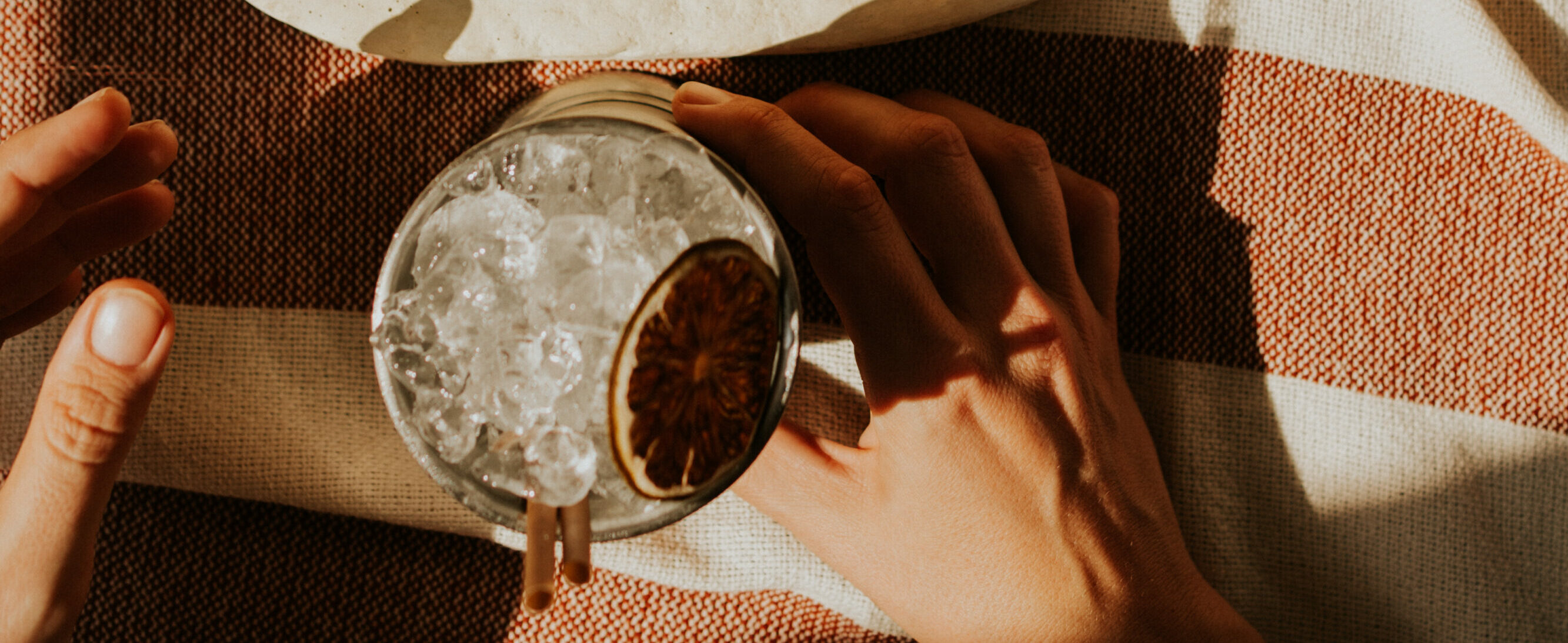 Table cocktails avec copper mug et orange séchée