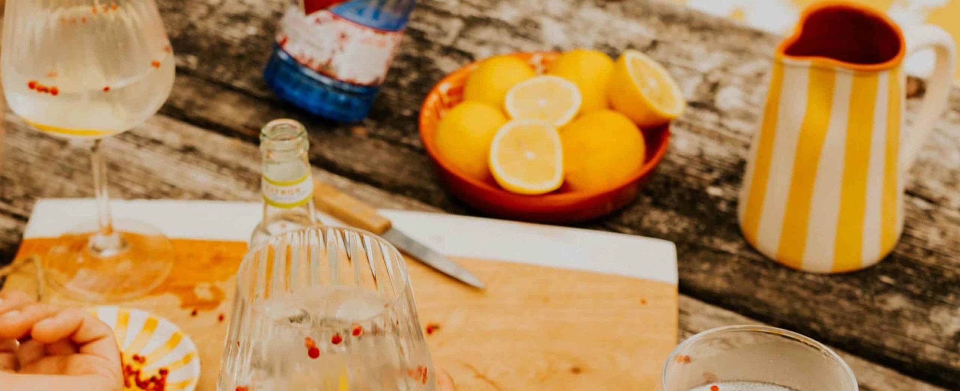 table avec des verres cocktails et des citrons